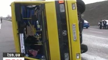 На Донбассе грузовик снес с дороги автобус: 12 пострадавших