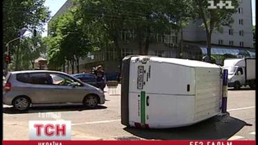 Розбитий автомобіль, перевернутий інкасатор