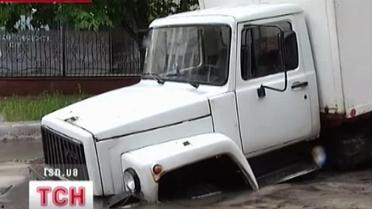 На Кировоградщине под землю проваливаются машины