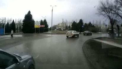 Божевільний водій таранив автомобілі, щоб зняти відео і викласти в Інтернеті