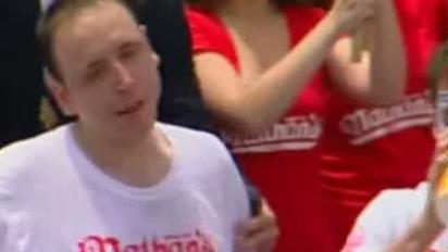 Американець з'їв 62 хот-дога за 10 хвилин на честь Дня незалежності США