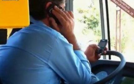 Італійський водій керує автобусом, тримаючи в кожній руці по телефону (відео)