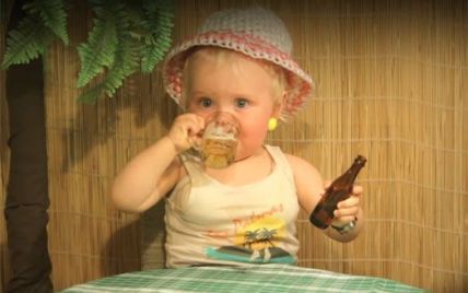 В Інтернеті з'явилася нова зірка: немовля-дебошир, яке п'є пиво та ламає стільці (відео)