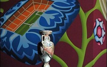 Головний трофей Євро-2012 покажуть українцям у травні