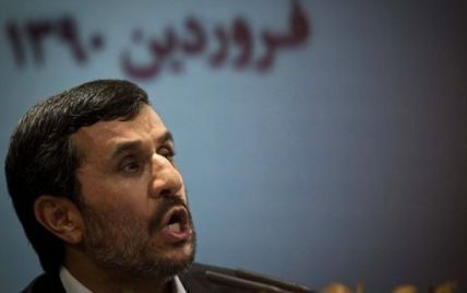 Іранський текстильник метнув в Ахмадінежада черевик