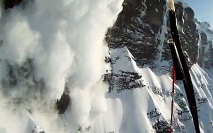 Екстремал зняв на відео, як він рятувався від снігової лавини в Альпах