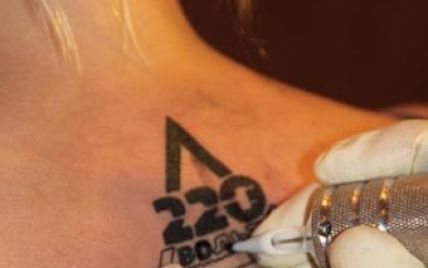Росіянка отримала 10 тисяч рублів за рекламу у вигляді тату