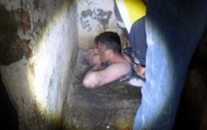 На Черкащині чоловік простояв дві години по шию у фекаліях