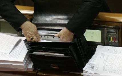 Депутати Ради носять з собою портрети Януковича і спрей для роту