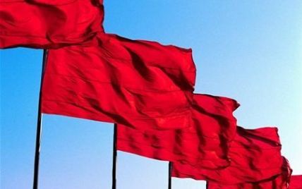 Свободівці на Хрещатику відбирають прапори в комуністів