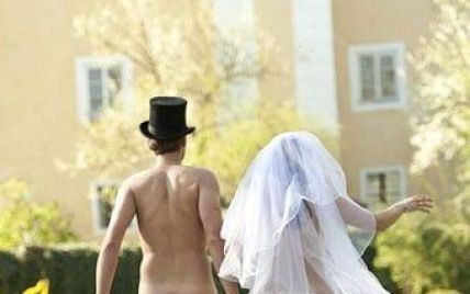Закохані відгуляли "голе" весілля: наречена була лише у фаті, наречений – у капелюсі