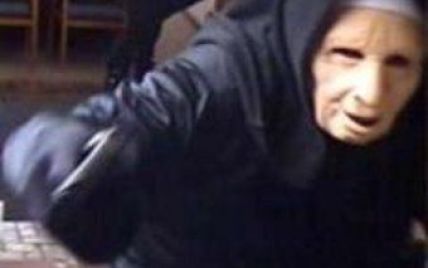 Перевдягнені черницями бандити пограбували банк в США