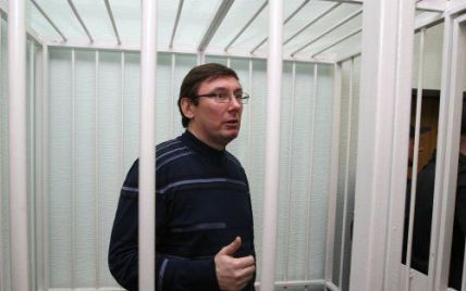 Луценко подарував на день народження Тимошенко свої руки, голову та плечі