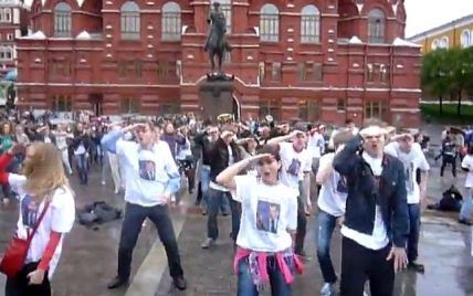 В Москві на Манежній площі 50 осіб повторили танець Мєдвєдєва під "American Boy"