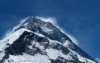 Непальський гуру встановив рекорд, просидівши на вершині Евересту 32 години