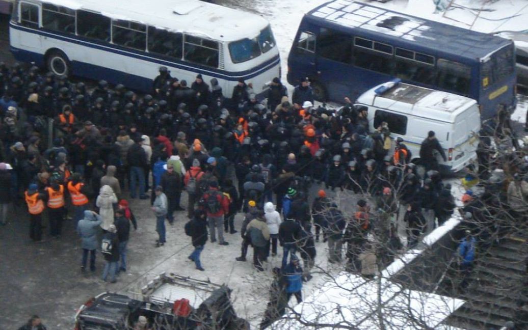 Правоохоронці в повній екіпіровці вивантажилися під будівлю КМДА / © facebook Андрей Рушковский