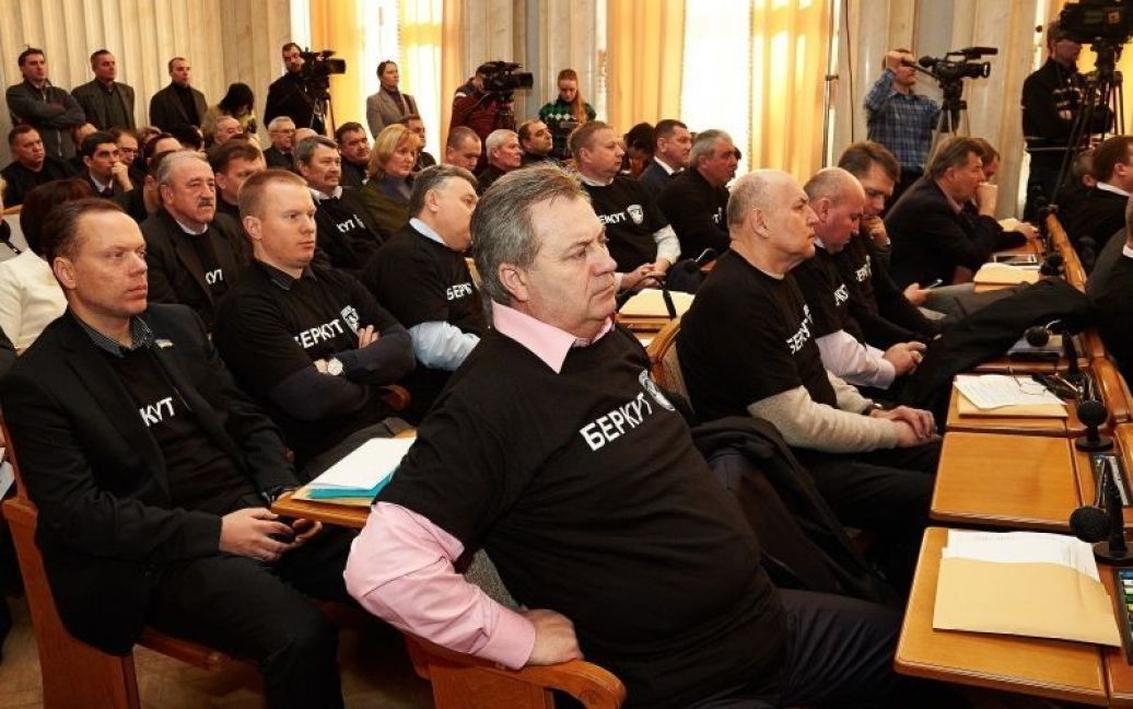 Депутати влаштували флешмоб на підтримку "Беркута" / © Харківська ОДА