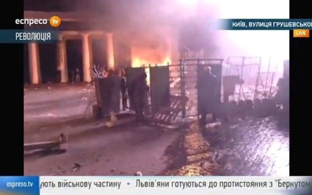 Активісти будують барикади / © context.crimea.ua