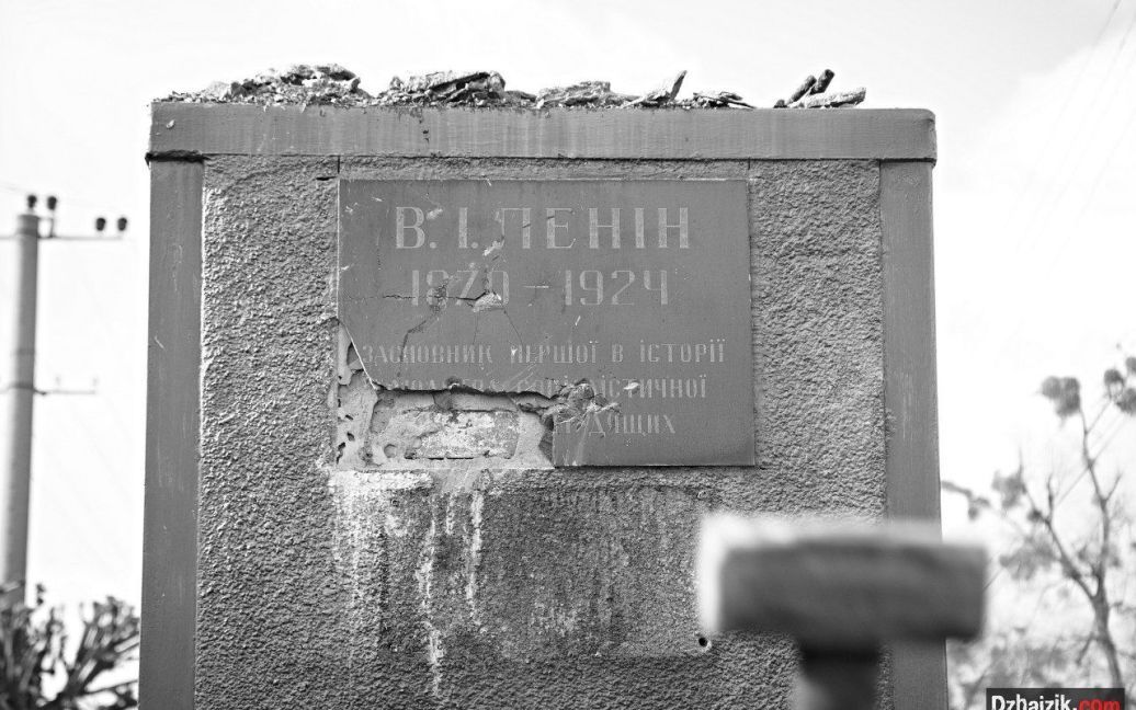 В Славуте разрушили памʼятник Ленину, который восстановили несколько месяцев назад / © dzhajzik.com