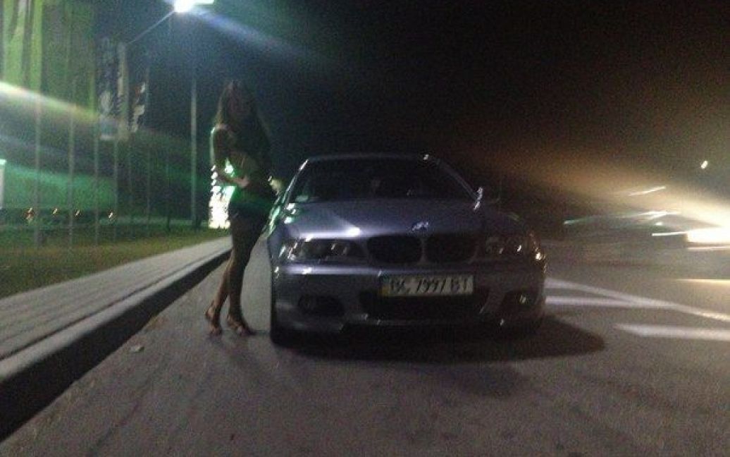 18-річна Мар&rsquo;яна полюбляє фотографуватися біля дорогих авто / © Facebook/Марьяна Махніцька