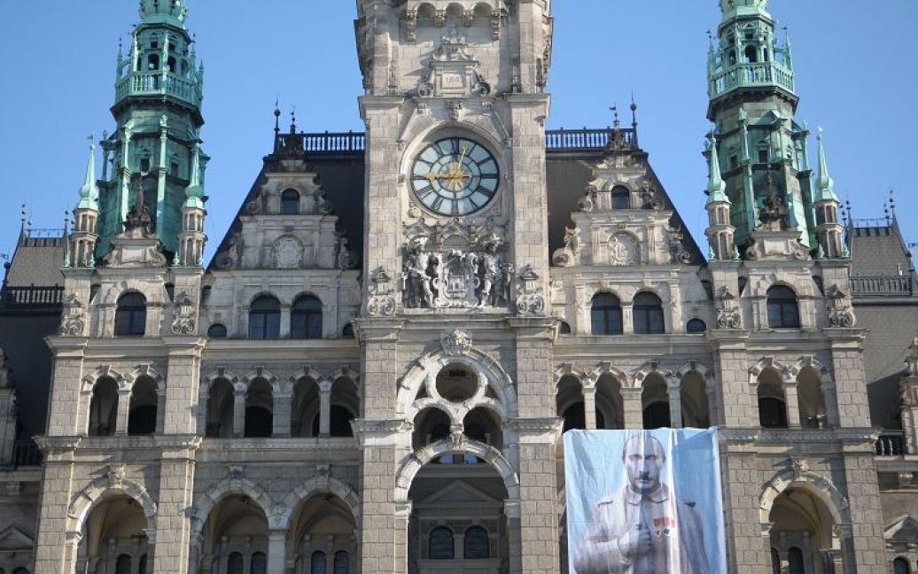 Плакат з Путіним з&rsquo;явився на будівлі мерії міста Ліберець. Фото liberec.cz / © 
