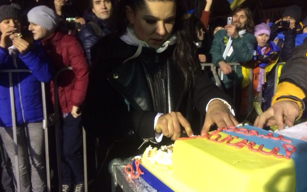 Руслана пригостила активістів тортом / © io.ua