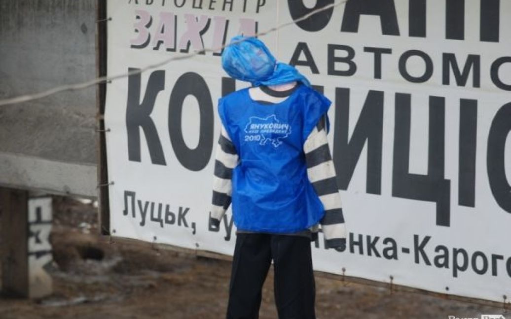 Человеческая фигура с символикой Партии регионов свисала с моста / © volynpost.com