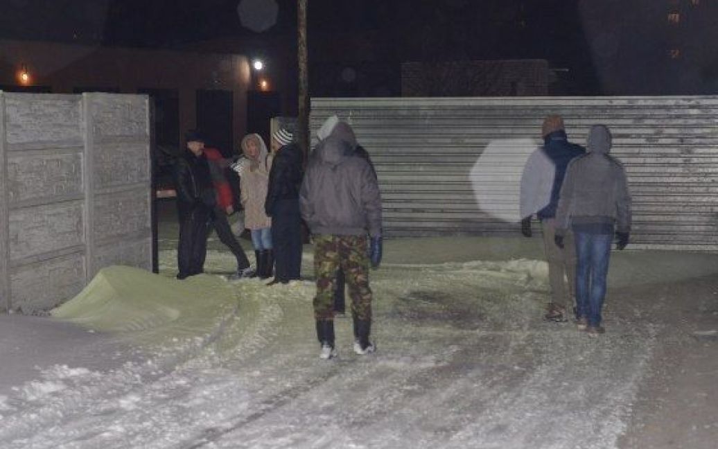 Общественные активисты Ровно в ночь на 20 января заблокировали выезд автобуса с "Беркутом", который отправлялся в Киев / © charivne.info