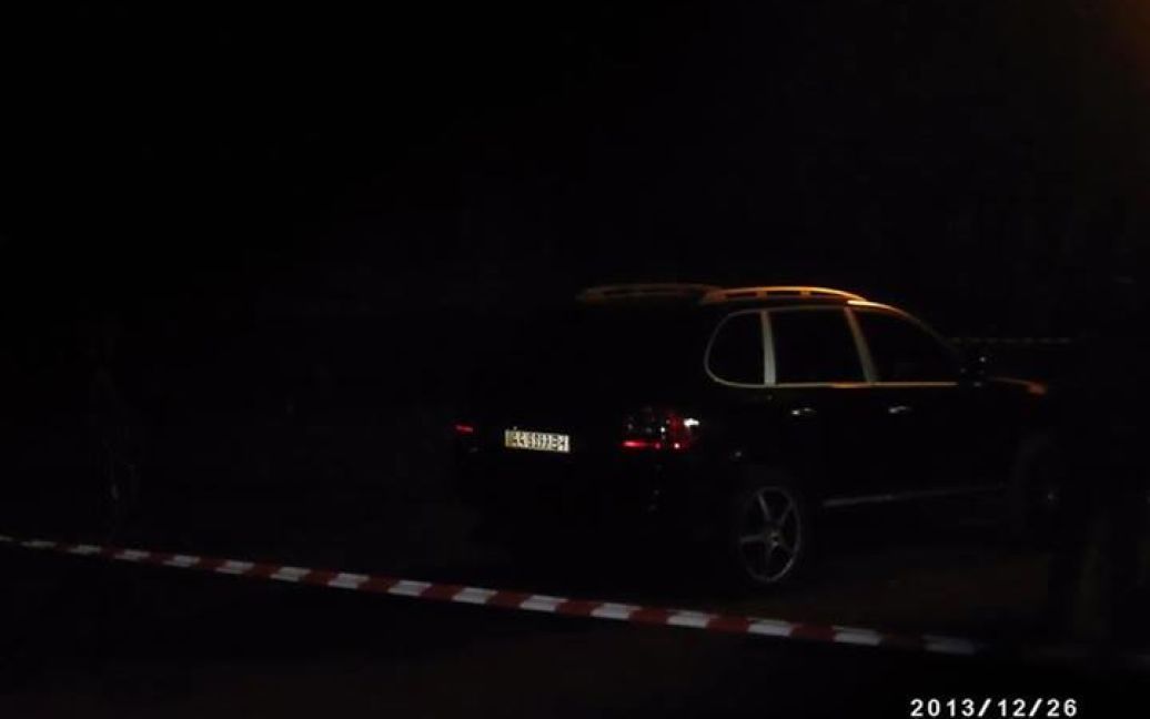 Правоохранители, которые окружили авто, от комментариев воздерживаются / © 05366.com.ua