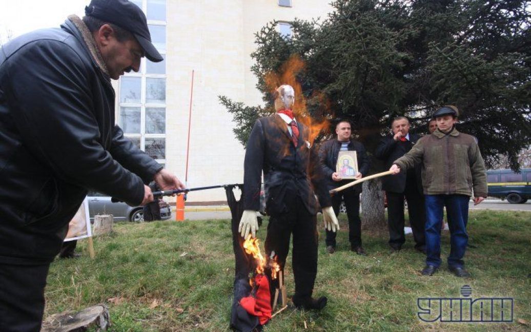 У Криму проросійські активісти з іконами в руках спалили опудало ...