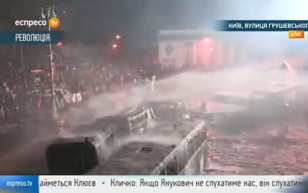 Правоохоронці поливають людей з водометів у мінусову температуру, що визнається у світі тортурами / © espreso.tv