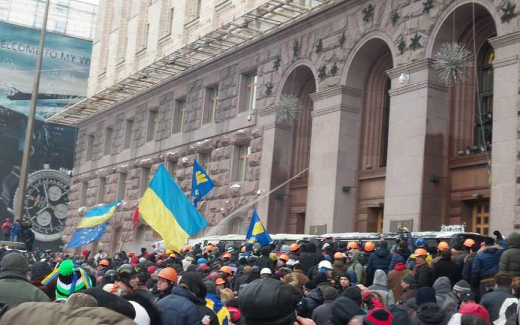 Мітингувальники обороняються зсередини КМДА / © Facebook/Валерия Кондратова