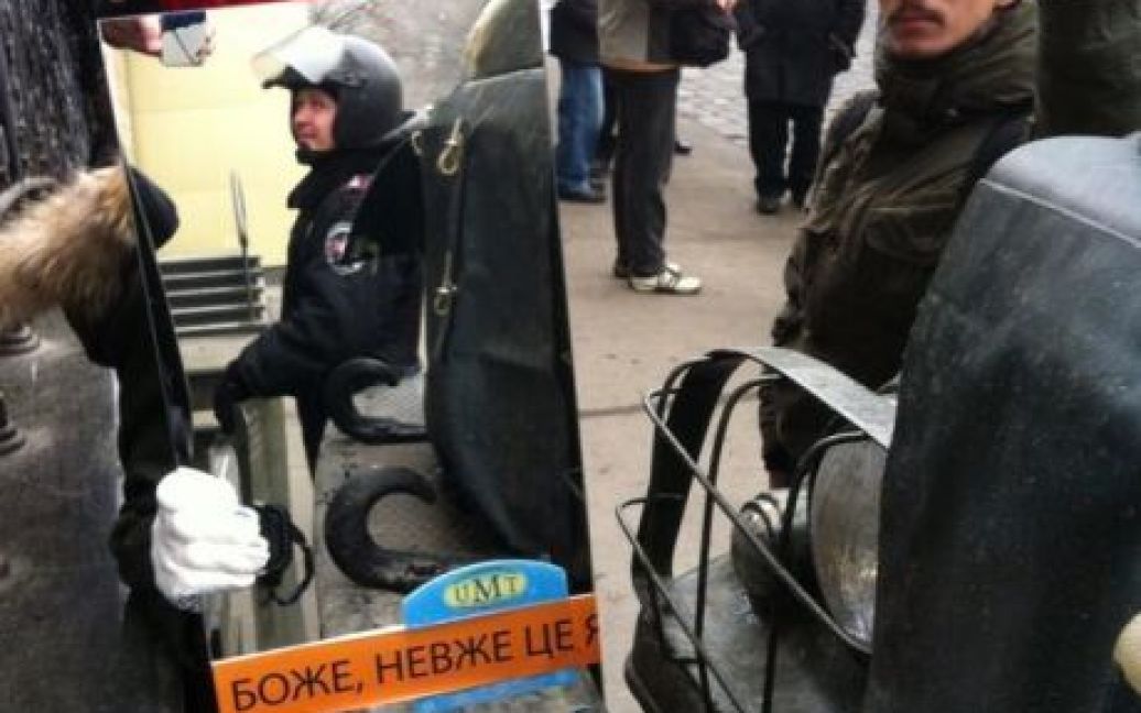 Милиционеры увидели свои изображения в зеркалах / © folkextreme.ru