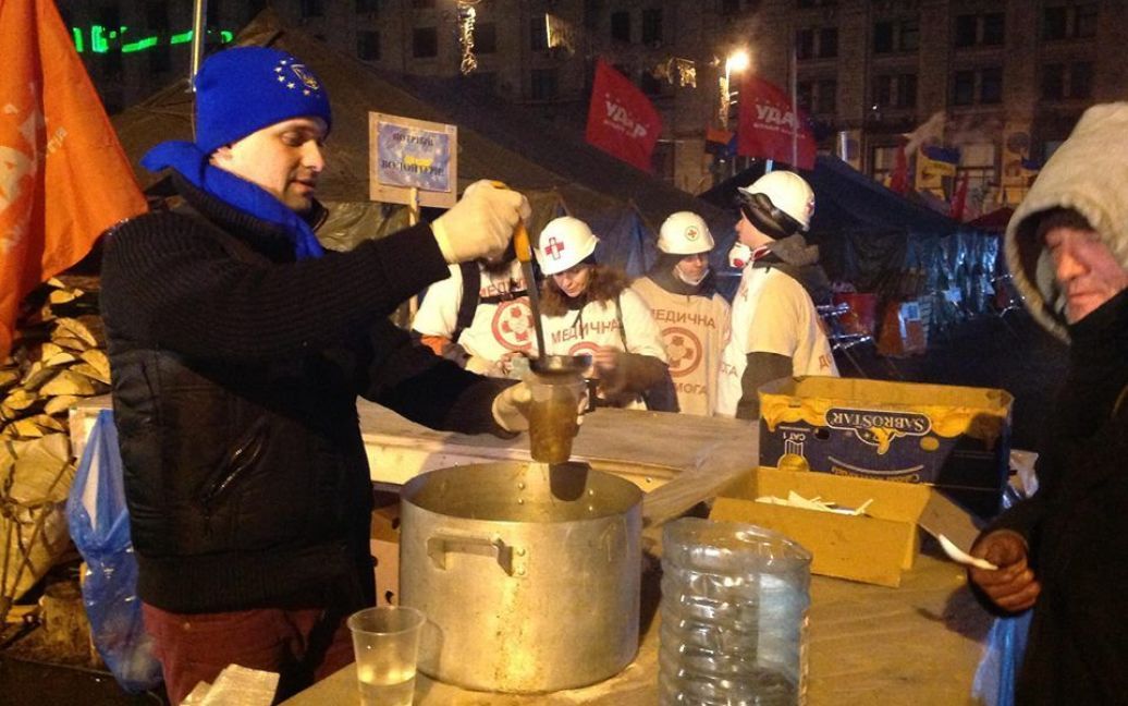 Людям наливают горячий чай / © facebook.com/andriy.parubiy