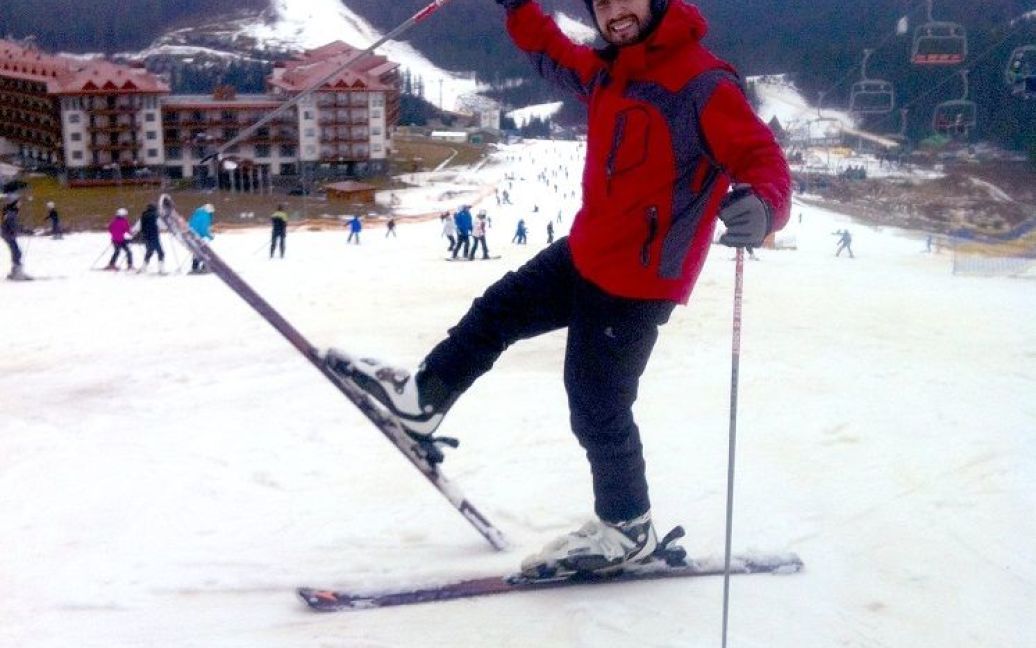 Козловский впервые стал на лыжи в Буковеле / © прес-служба певца