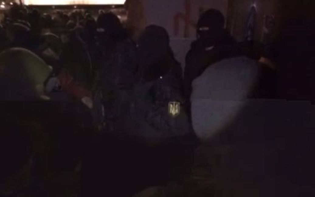 Бойцы "Свободы" не пускают протестующих / © Стоп-кадр видео USteam