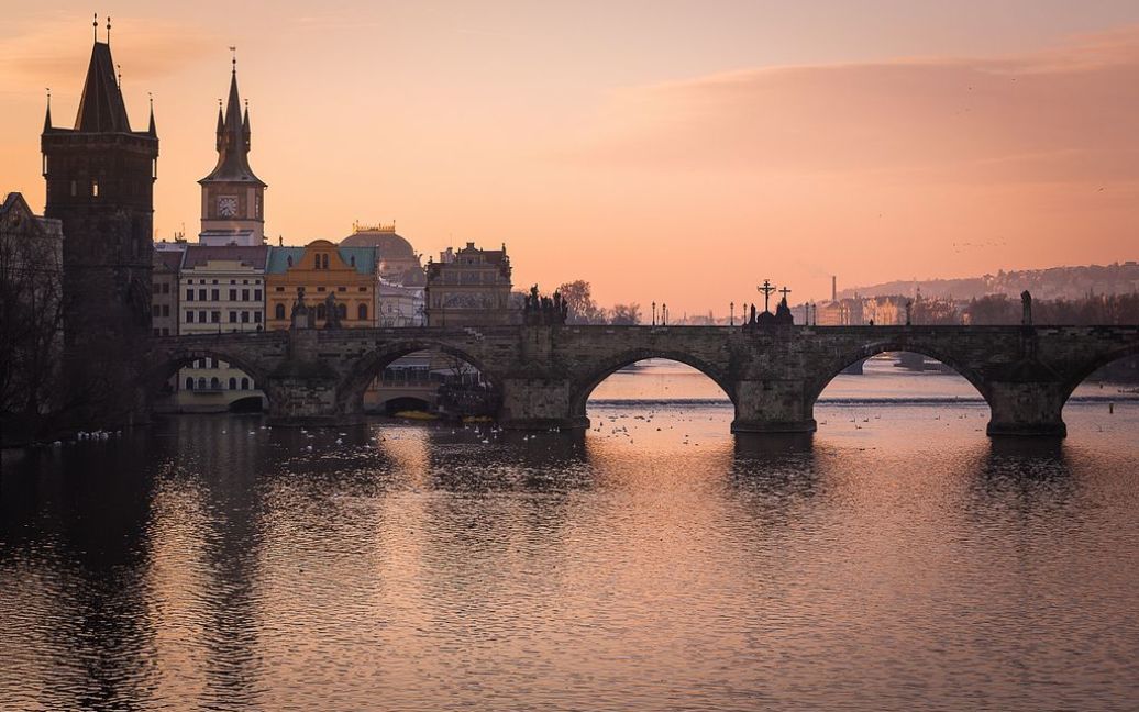 Карлов мост облюбовали художники, музыканты, продавцы сувениров и туристы / © qwitter.ru