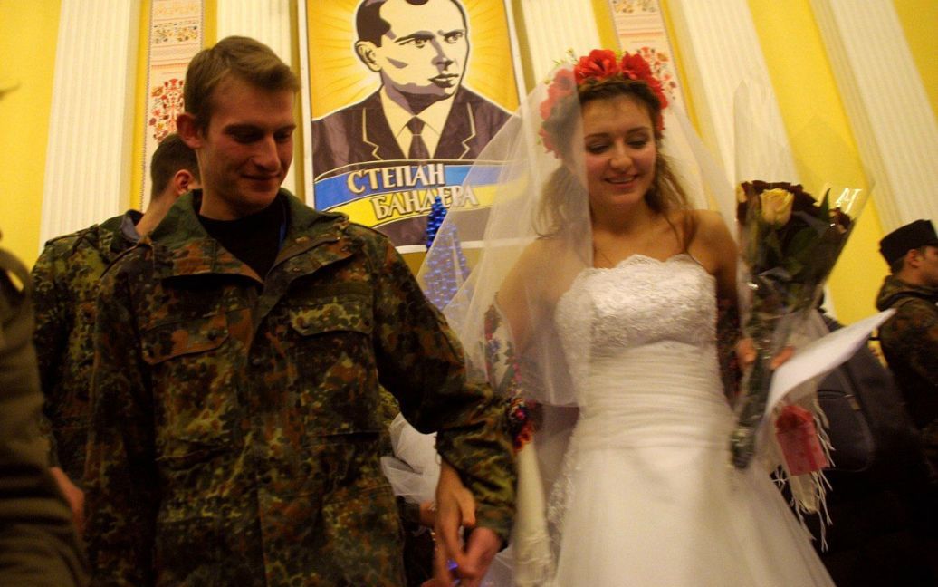 Перше революційне весілля на Майдані / © vk.com/vosvobodaofficial