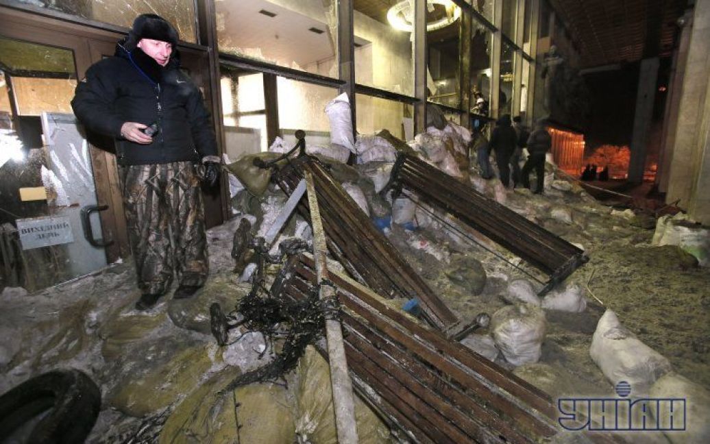 После ночного штурма здания люди выносят мусор / © УНІАН