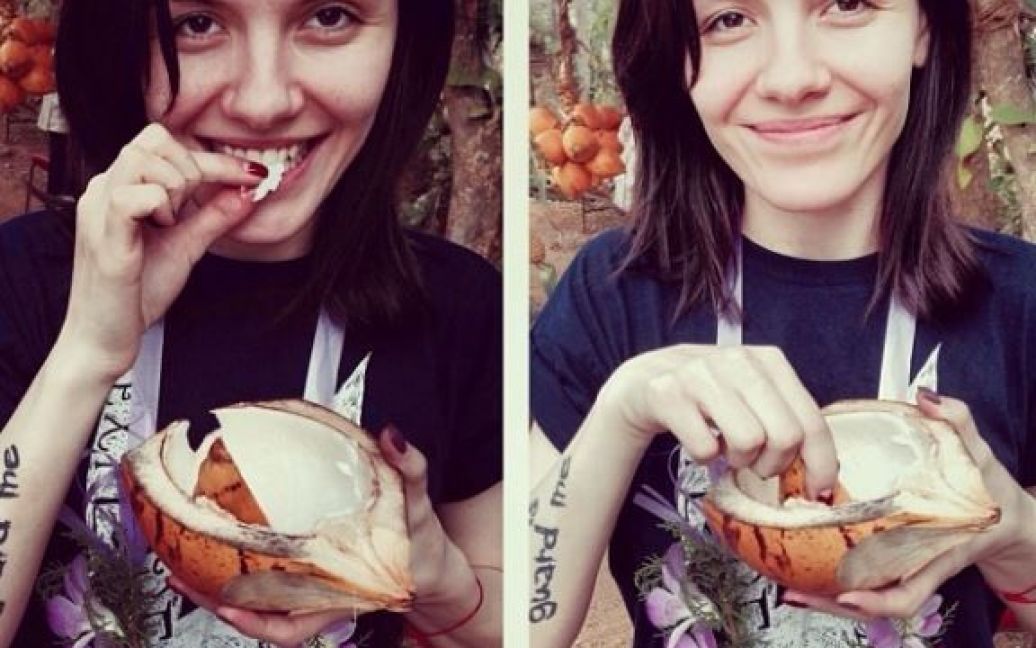 На отдыхе Эрика не пользуется косметикой и снимается в открытом купальнике— Гламур