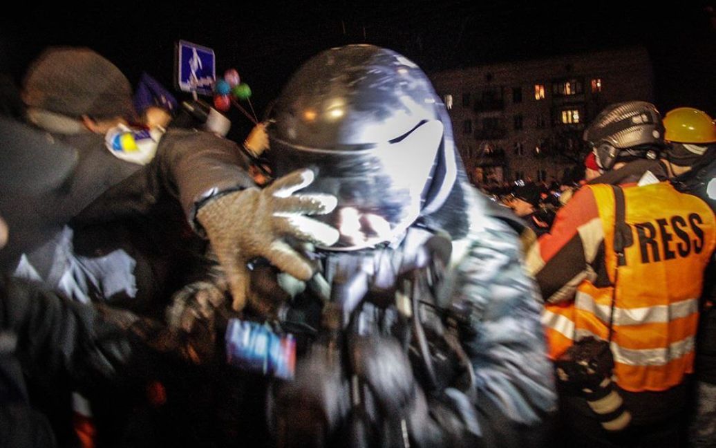 Избавляться от масок и шлемов бойцам "Беркута" приходилось в давке / © facebook.com/Mefistoff