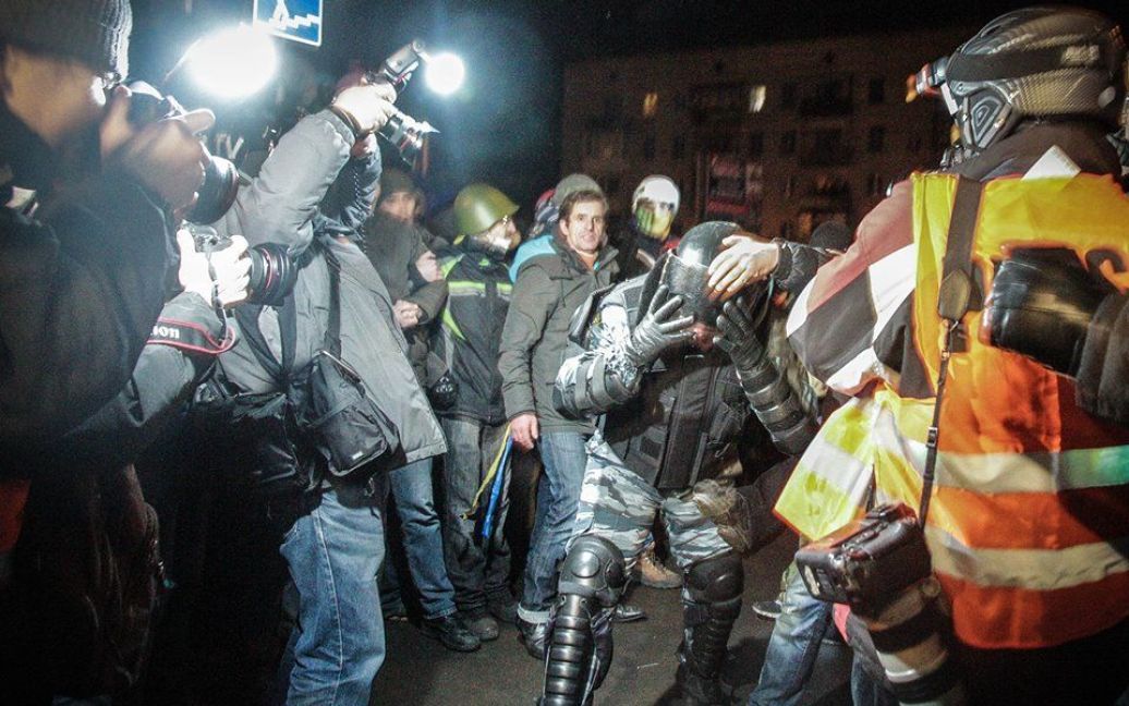 Избавляться от масок и шлемов бойцам "Беркута" приходилось в давке / © facebook.com/Mefistoff