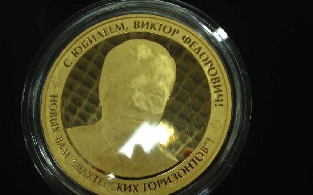 Золота монета з портретом Януковича / © Facebook