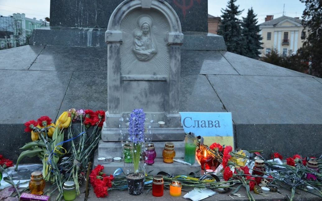 На месте, где стоял памятник Ленину в Полтаве, теперь почитают погибших на Майдане / © facebook.com/Володимир Скоростецький