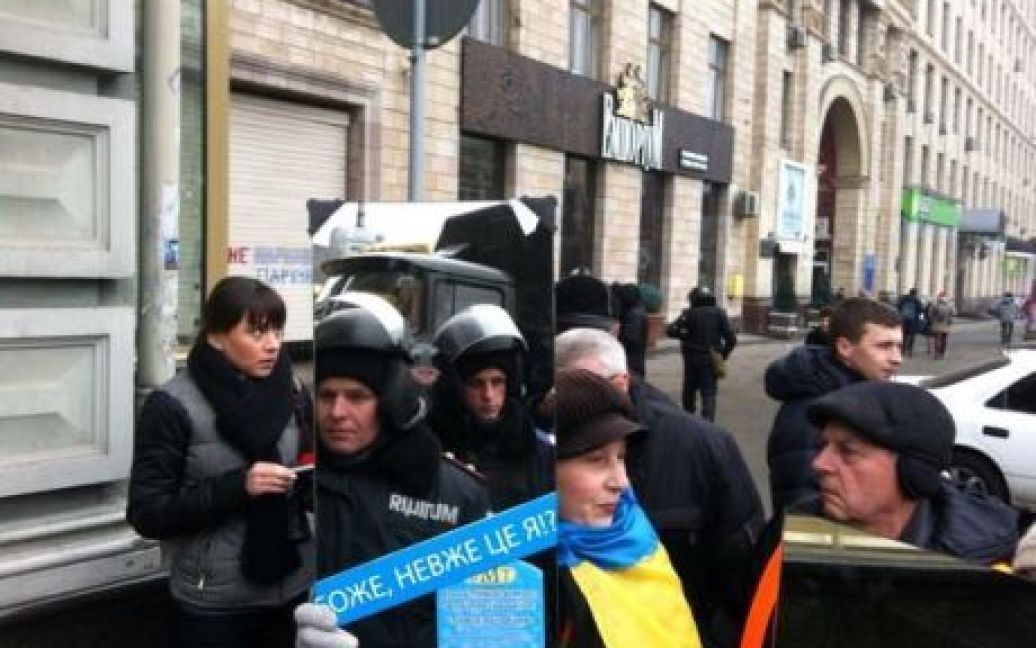 Милиционеры увидели свои изображения в зеркалах / © folkextreme.ru