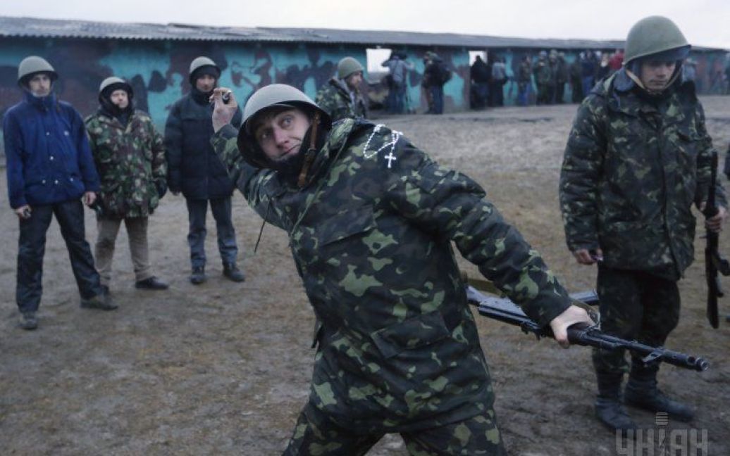 Добровольці тренуються на полігоні на Київщині / © УНІАН