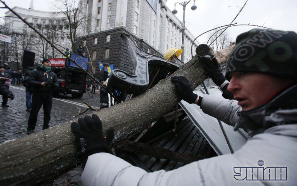 Євромайданівці почали будувати барикади / © УНІАН