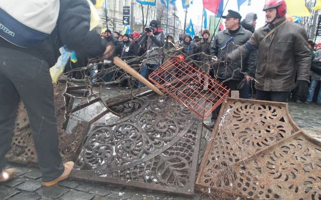 Євромайданівці встановлюють загородження з підручних матеріалів / © facebook.com/valeriya.kondratova
