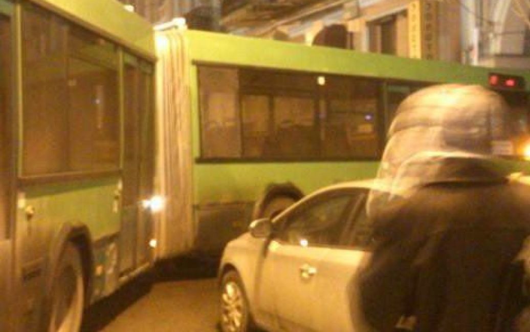 Біля КМДА автобус з міліціонерами зачепив "Тойоту" / © Українські новини