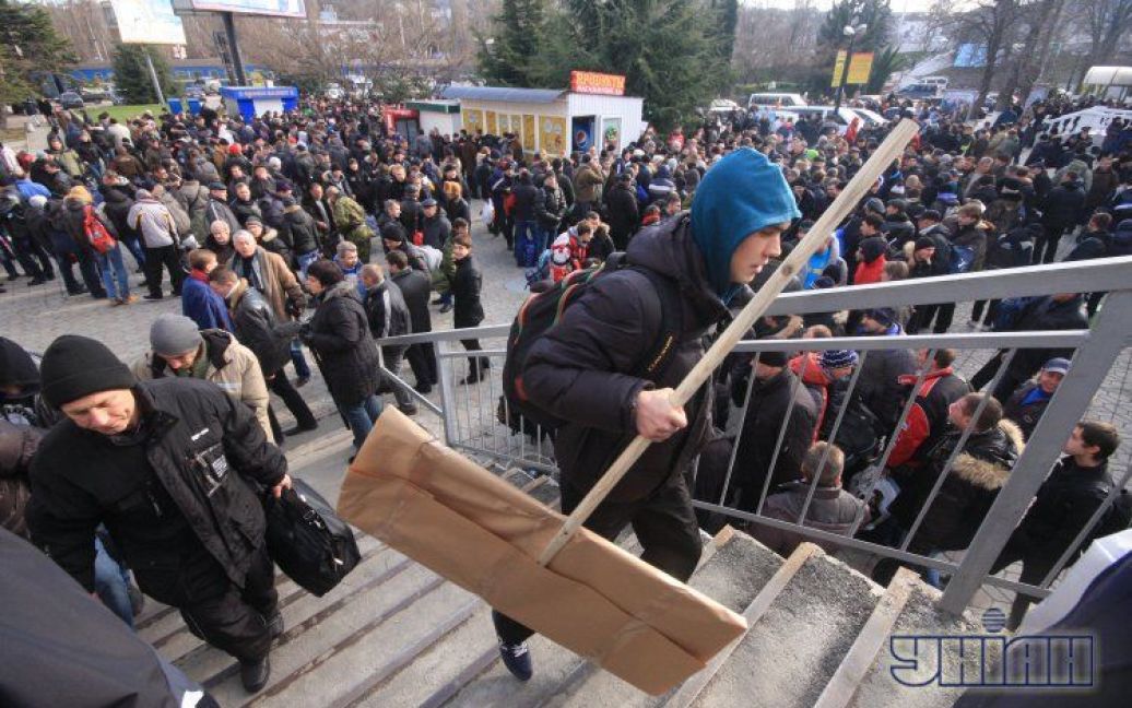 У Севастополі і Донецьку провели до столиці прихильників влади / © 